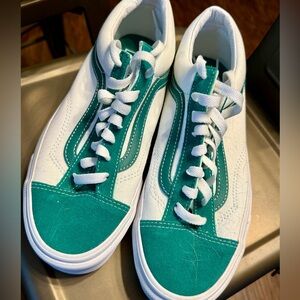 NWOB VANS Old School Skate shoe with suede trim M7/W8.5